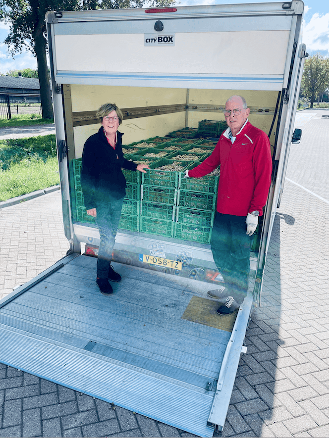 De eigenaren bij het laden van druiven na de oogst bij Duyngaard Wijnen