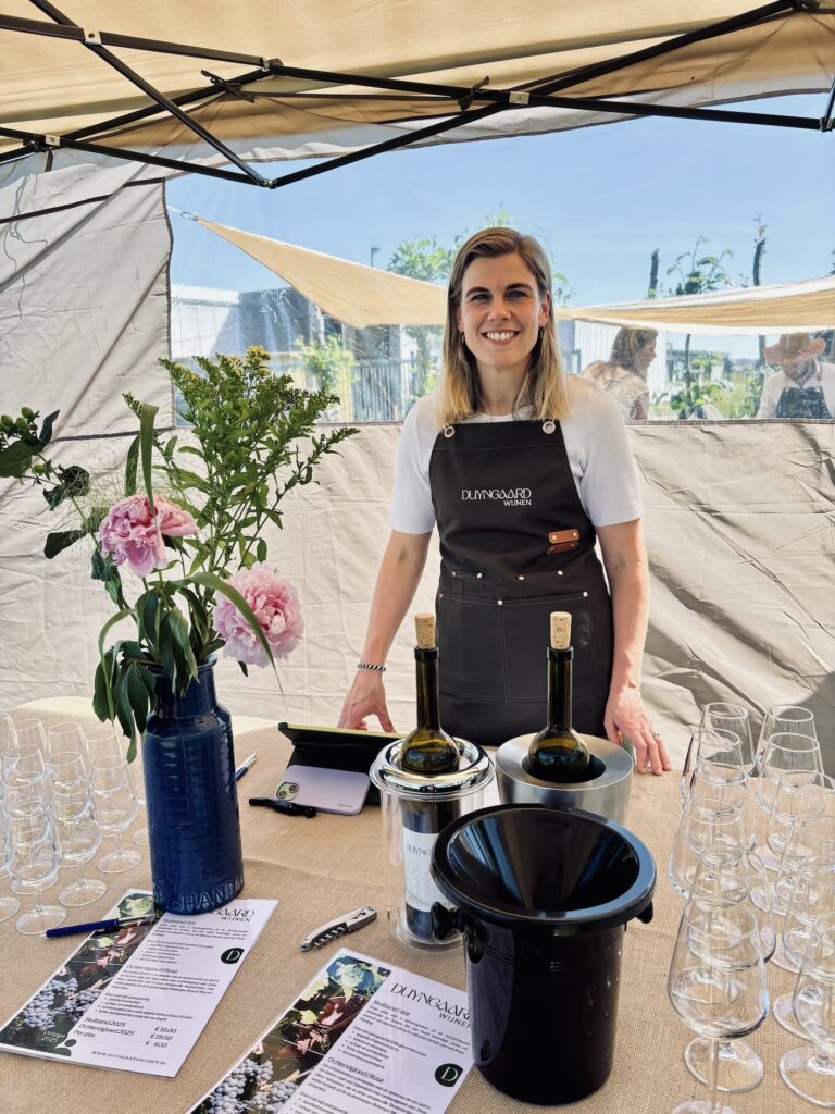 Lizet helpt ons op de Open Dagen Duyngaard Wijnen
